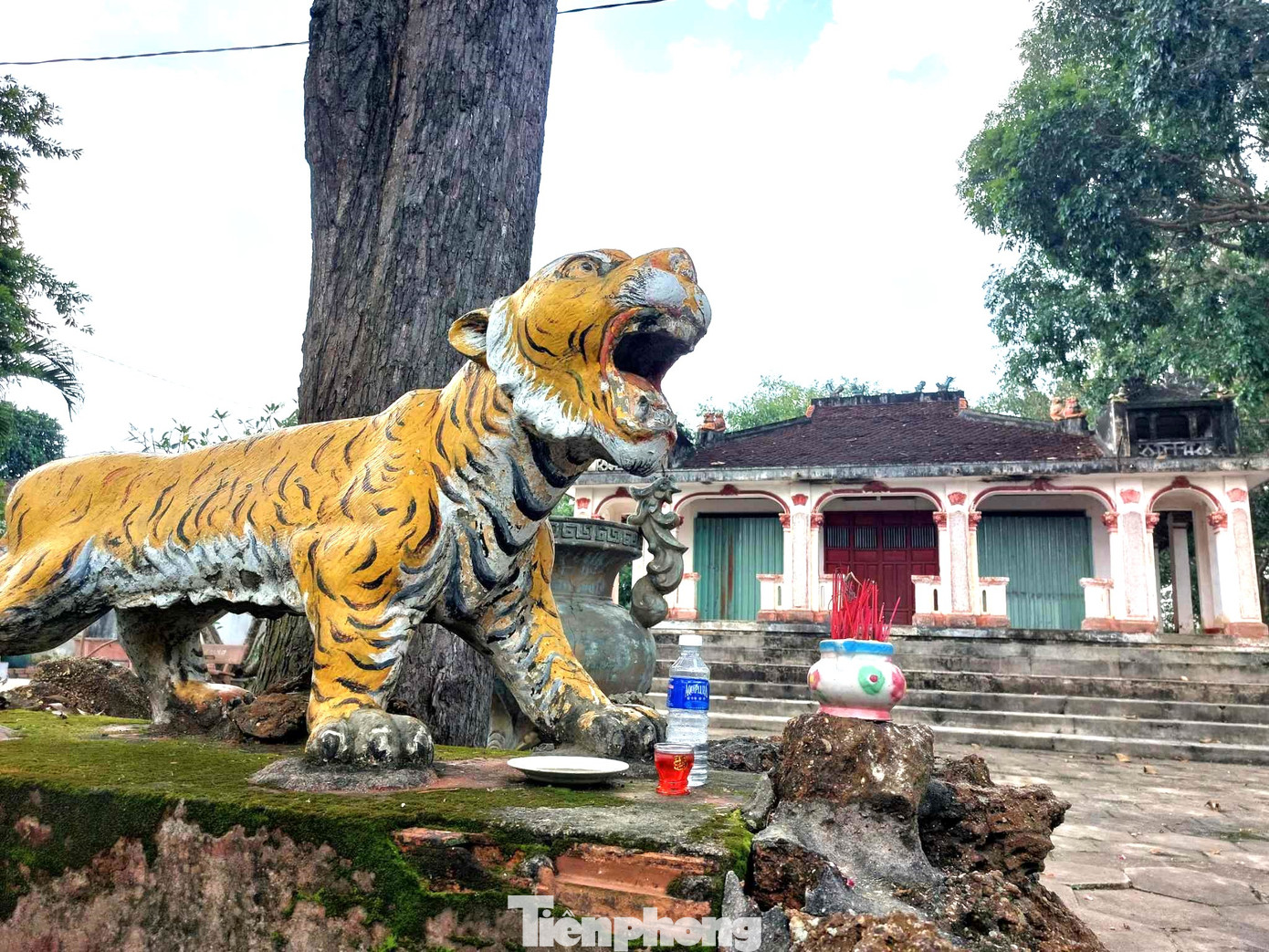 Vị thần được thờ chính trong đình Tương Hiệp là thần Hoàng Bổn Cảnh và những người có công khai phá vùng đất này, ngoài ra đình còn thờ thần Phan Thanh Giản.