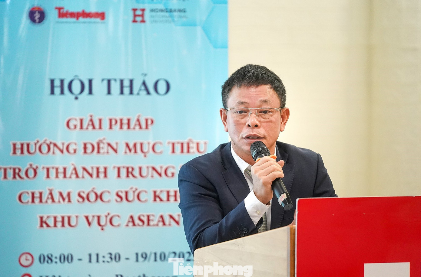 Nhà báo Phùng Công Sưởng, Phó Tổng biên tập báo Tiền Phong tổng kết phiên chuyên đề “Sẵn sàng cho mục tiêu trở thành trung tâm chăm sóc sức khỏe khu vực ASEAN”