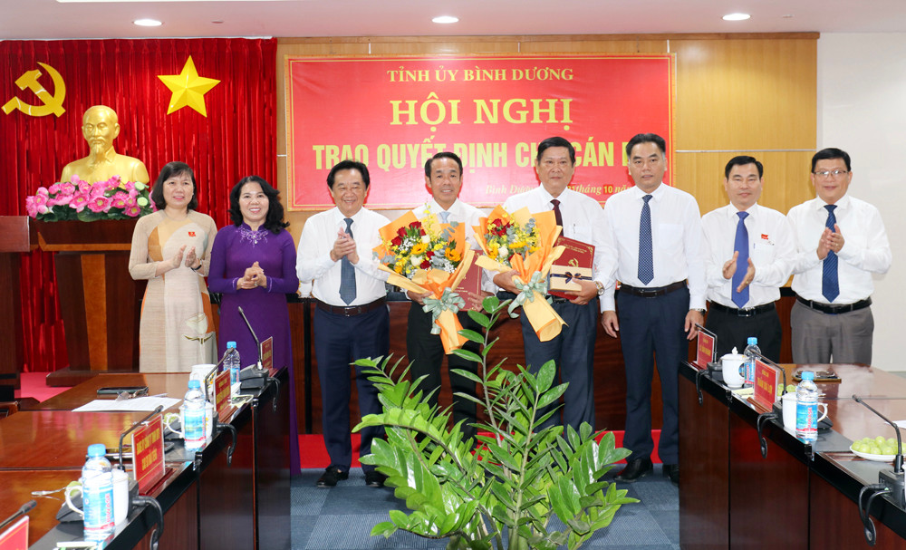 Lãnh đạo tỉnh Bình Dương trao quyết định và tặng hoa ông Trần Bá Lợi (thứ tư từ trái sang) và ông Lê Văn Khánh (thứ tư từ phải sang). Lãnh đạo tỉnh Bình Dương trao quyết định và tặng hoa ông Trần Bá Lợi (thứ tư từ trái sang) và ông Lê Văn Khánh (thứ tư từ phải sang).