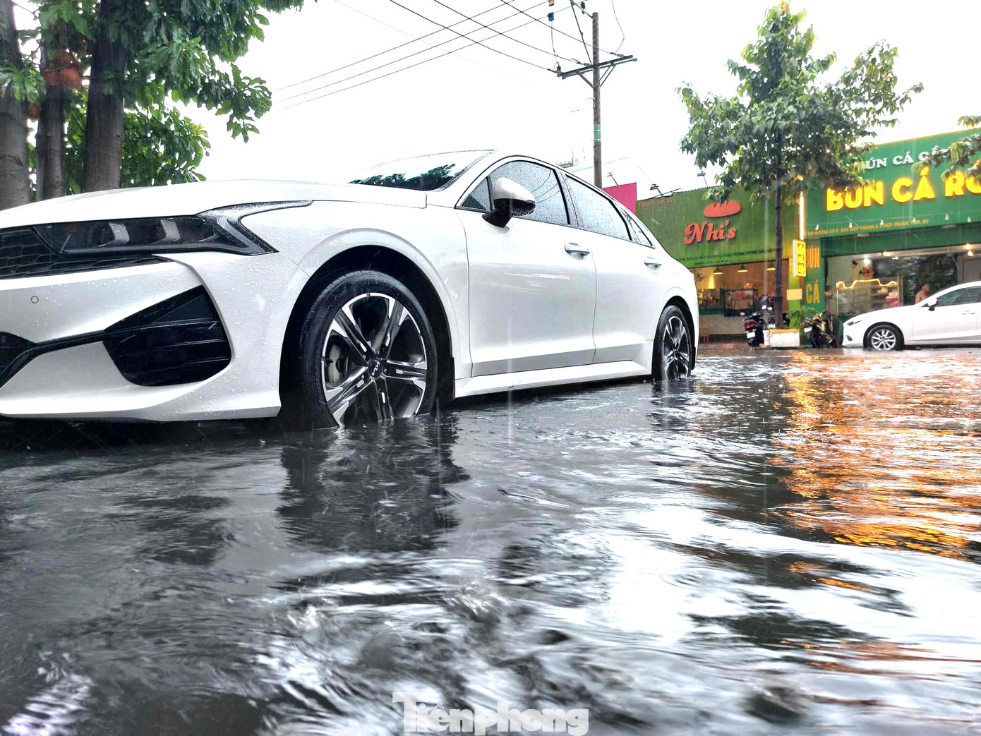 Đường phố Thủ Dầu Một ngập như sông trong cơn mưa lớn Đường phố Thủ Dầu Một ngập như sông trong cơn mưa lớn