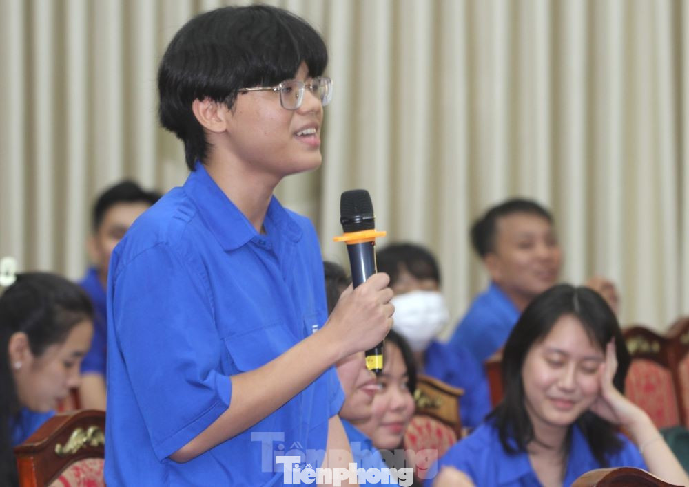 Đoàn viên Nguyễn Minh Tuấn phát biểu tại hội nghị