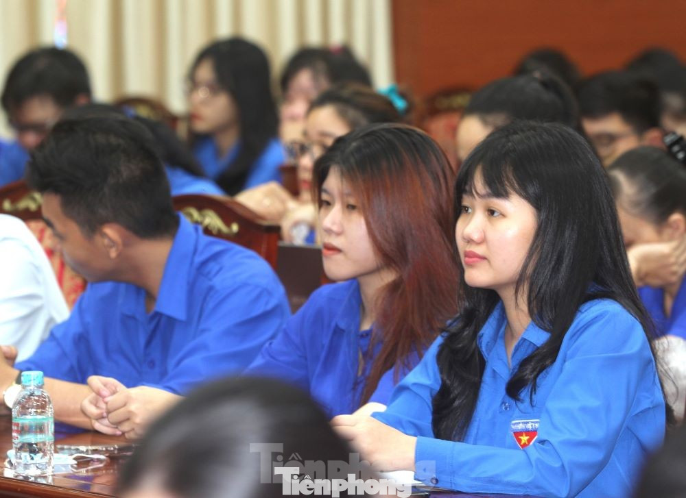 Các bạn đoàn viên, thanh niên chăm chú lắng nghe tại buổi đối thoại với Chủ tịch thành phố Thủ Dầu Một.