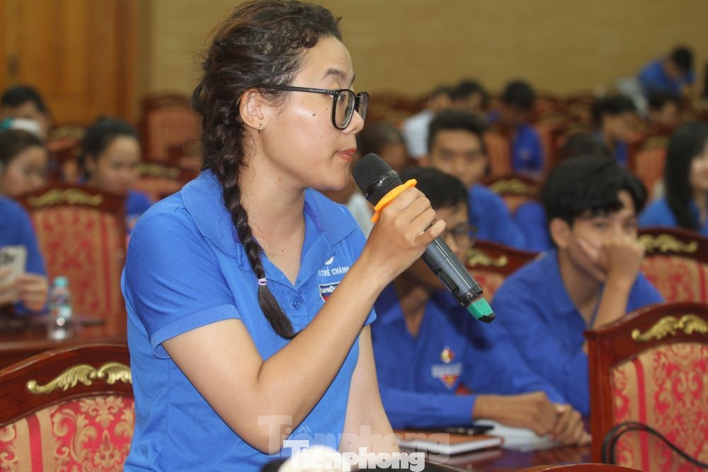 Nữ đoàn viên Trương Thị Diễm Phượng phát biểu tại buổi đối thoại với Chủ tịch thành phố Thủ Dầu Một.