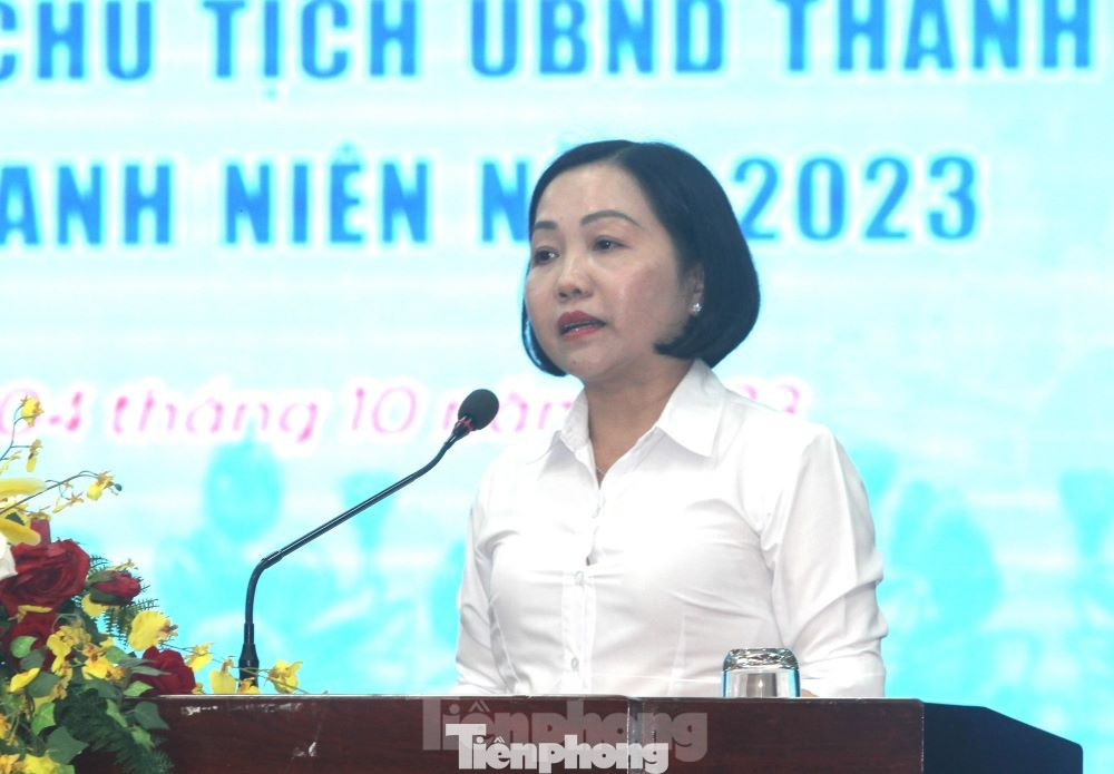Chủ tịch UBND thành phố Thủ Dầu Một - bà Nguyễn Thu Cúc phát biểu tại hội nghị