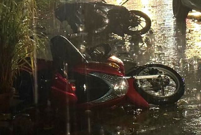 Xe máy nằm la liệt tại hiện trường