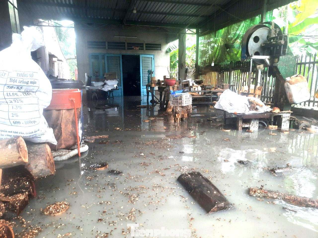 Theo ghi nhận của phóng viên, nhiều hộ dân sống ở khu vực bị ngập đã di tản đến nơi an toàn để tạm cư vì nước ngập sâu hơn 1 mét, không còn chỗ ngủ và nơi giải quyết vệ sinh cá nhân.