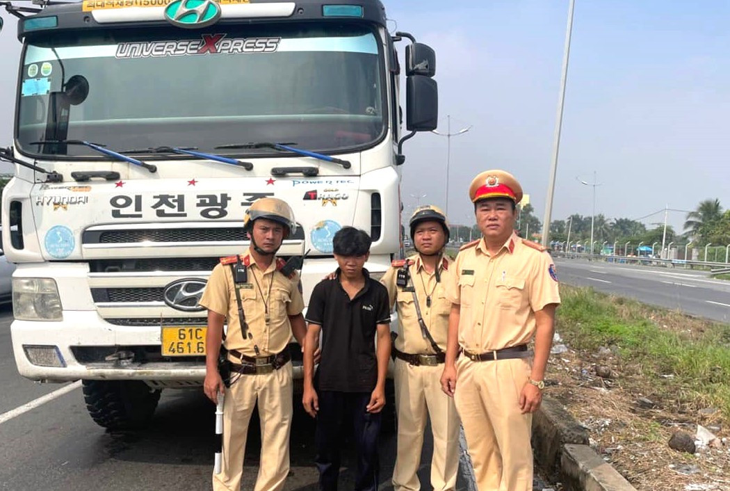 Đối tượng Danh Hoàng Phương (áo đen) cùng tang vật là chiếc xe ben