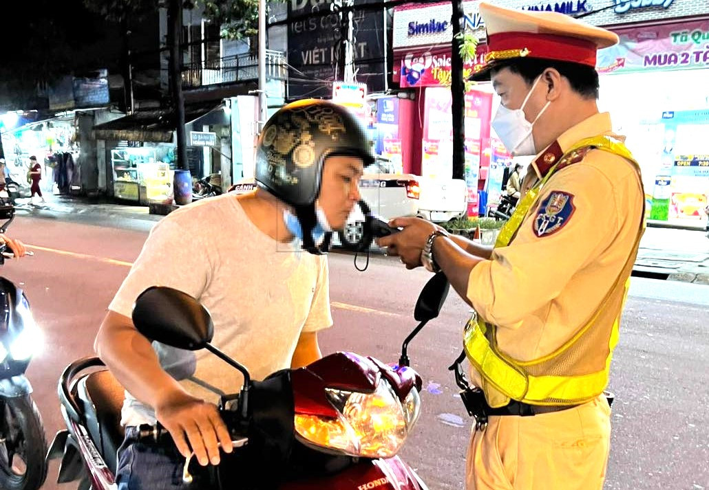CSGT đo nồng độ cồn người tham gia giao thông trên đường ở Bình Dương