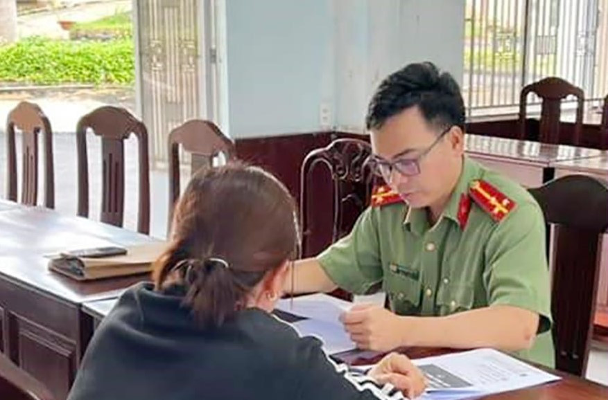 Công an làm việc với cô gái