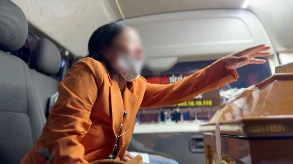 Người mẹ đưa con về quê trên chiếc xe cứu thương