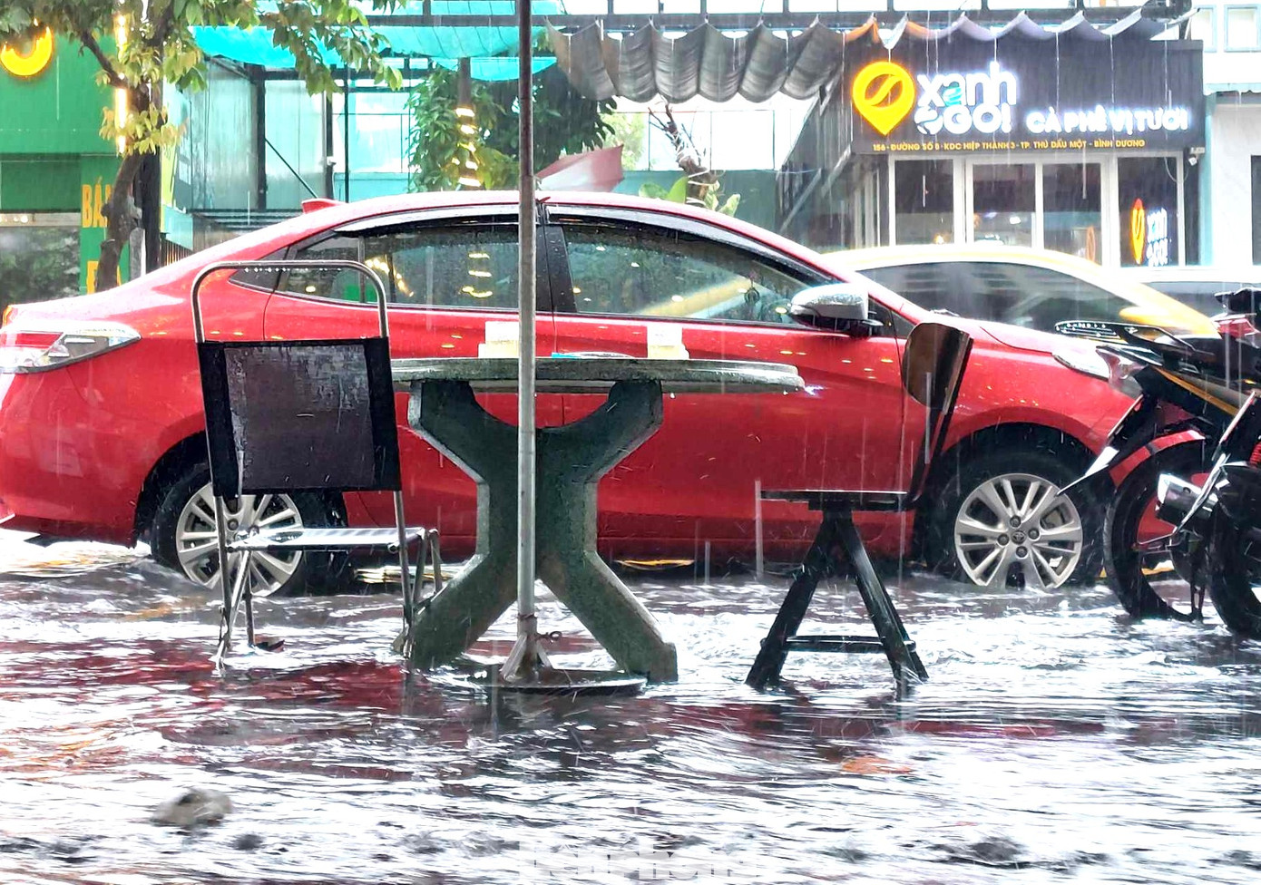 Nước ngập trên đường tràn vào nhà dân Nước ngập trên đường tràn vào nhà dân