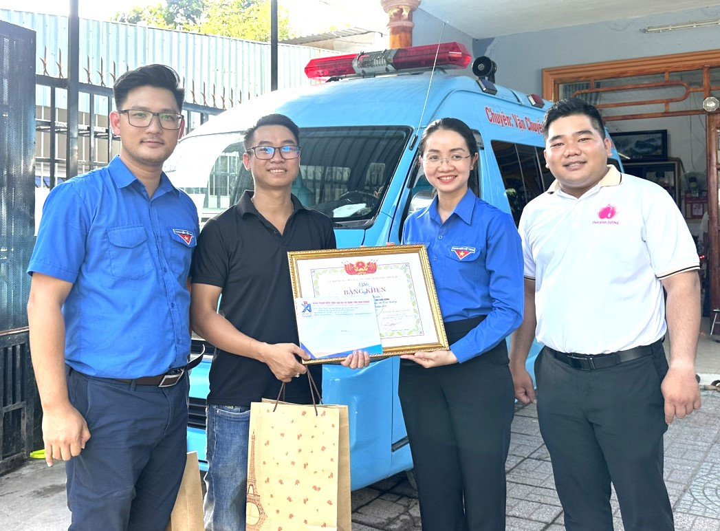 Anh Lê Anh Tuấn (áo đen) nhận giải thưởng "Thanh niên sống đẹp" của Trung ương Hội LHTN Việt Nam.