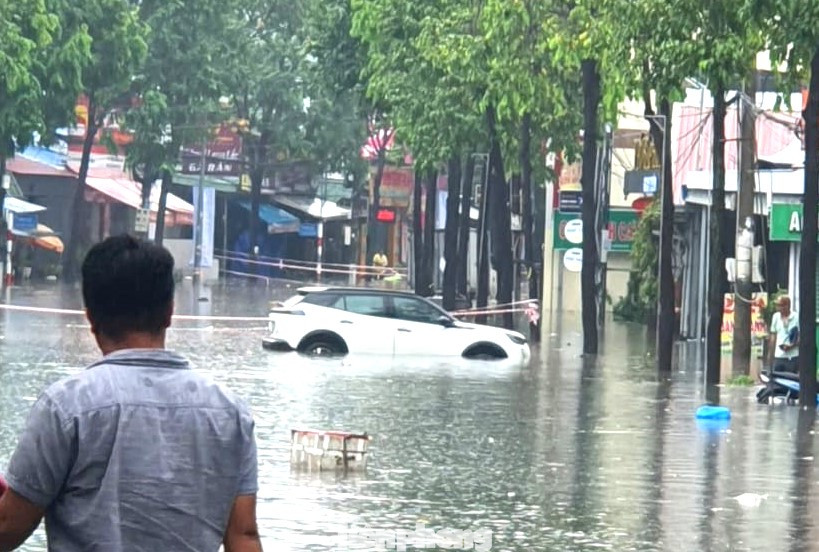Đường Thích Quảng Đức ngập nặng, cơ quan chức năng đã giăng dây cảnh báo các phương tiện Đường Thích Quảng Đức ngập nặng, cơ quan chức năng đã giăng dây cảnh báo các phương tiện