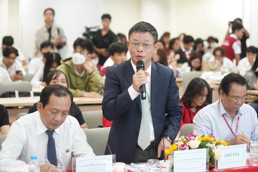 Nhà báo Phùng Công Sưởng, Phó Tổng biên tập báo Tiền Phong (đứng), ông Nguyễn Anh Dũng, Phó giám đốc Sở Y tế TPHCM và PGS.TS. Lê Đức Lánh, Trưởng khoa Răng Hàm Mặt, Đại học Quốc tế Hồng Bàng chủ tọa điều hành phiên chuyên đề 2: “Sẵn sàng cho mục tiêu trở thành trung tâm chăm sóc sức khỏe khu vực ASEAN” Nhà báo Phùng Công Sưởng, Phó Tổng biên tập báo Tiền Phong (đứng), ông Nguyễn Anh Dũng, Phó giám đốc Sở Y tế TPHCM và PGS.TS. Lê Đức Lánh, Trưởng khoa Răng Hàm Mặt, Đại học Quốc tế Hồng Bàng chủ tọa điều hành phiên chuyên đề 2: “Sẵn sàng cho mục tiêu trở thành trung tâm chăm sóc sức khỏe khu vực ASEAN”