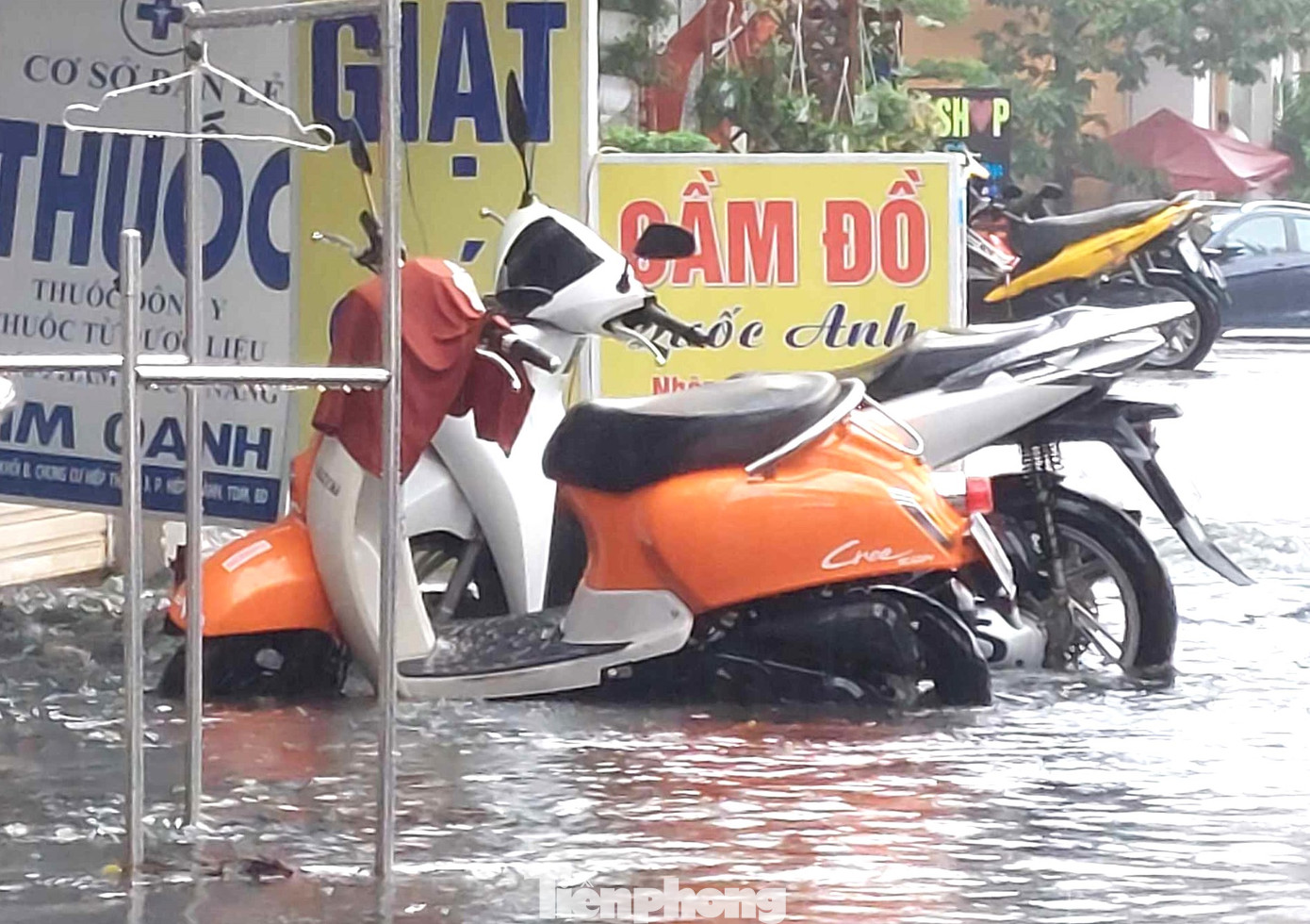 Xe máy đậu trước nhà bị ngập hơn nửa bánh xe Xe máy đậu trước nhà bị ngập hơn nửa bánh xe