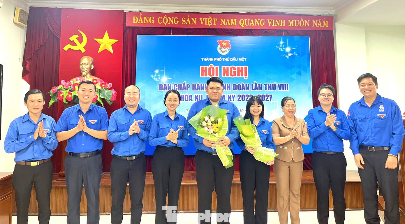 Anh Ngô Đăng Huy và chị Nguyễn Minh Nguyệt (cầm hoa) được tín nhiệm bầu làm Phó Bí thư Thành Đoàn Thủ Dầu Một. Anh Ngô Đăng Huy và chị Nguyễn Minh Nguyệt (cầm hoa) được tín nhiệm bầu làm Phó Bí thư Thành Đoàn Thủ Dầu Một.