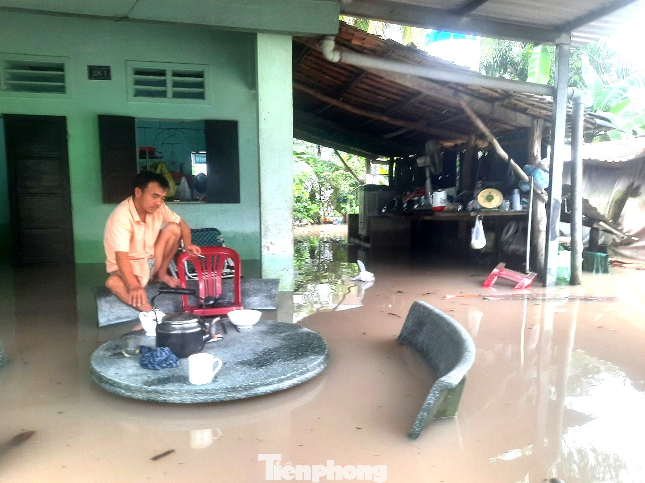 Nhiều người đã xin nghỉ làm việc để ở nhà dọn dẹp nhà cửa, đồ dùng. Nhiều cháu học sinh cũng xin nghỉ học hôm nay do đồ dùng bị hư hỏng.