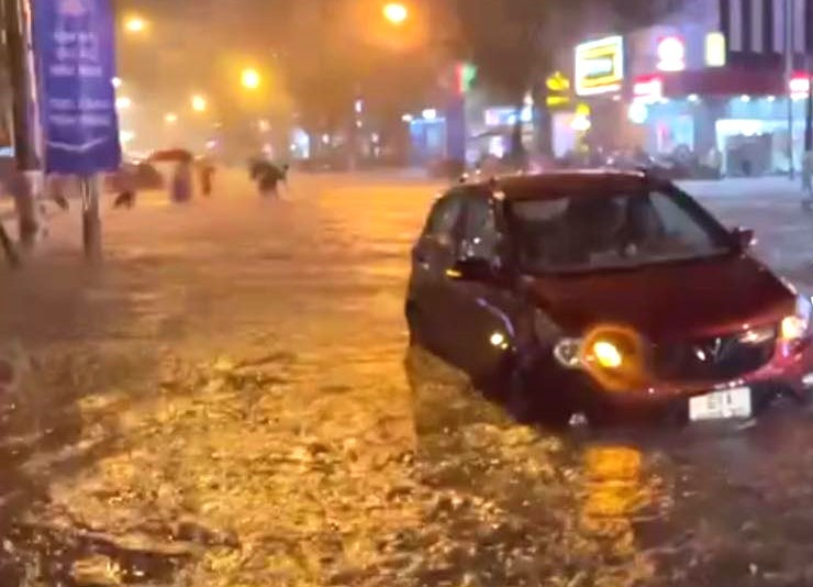 Ô tô bị ngập nước trên đường 30/4 (TP.Thủ Dầu Một, Bình Dương)