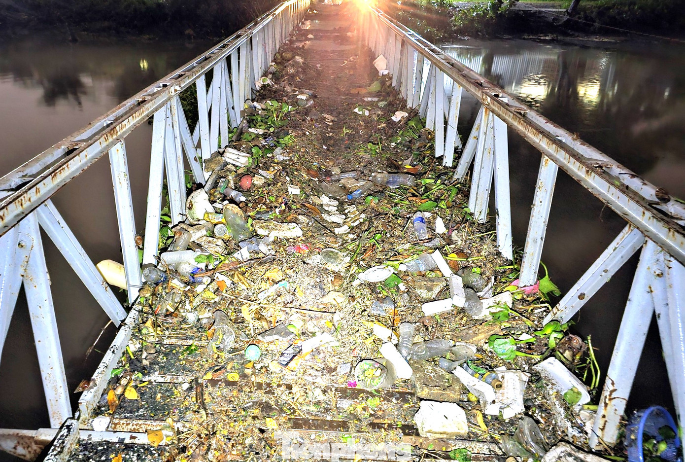 Đây là cây cầu sắt còn tồn tại nằm gần khu vực hai cây cầu bị cuốn trôi.