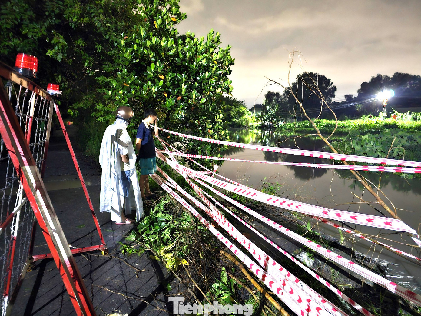 Ngay sau khi phát hiện cây cầu bị nước cuốn trôi, trong đêm chính quyền phường Vĩnh Phú đã phân công lực lượng đến phong tỏa, đảm bảo an toàn cho người dân.