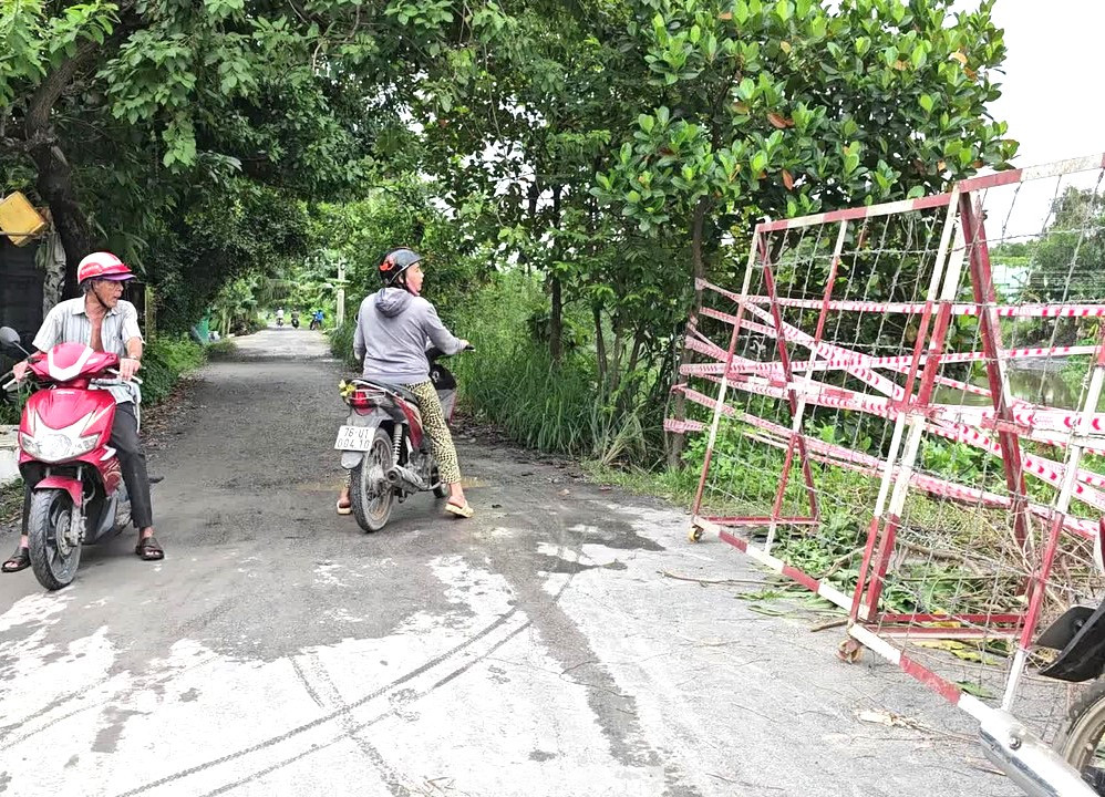 Đại diện lãnh đạo phường Vĩnh Phú cho hay, hai cây cầu sắt vừa bị nước cuốn trôi ít người qua lại, không phải là hướng đi chính của người dân trong khu vực. Cách nơi hai cây cầu bị cuốn trôi còn nhiều đường khác để người dân đi lại.