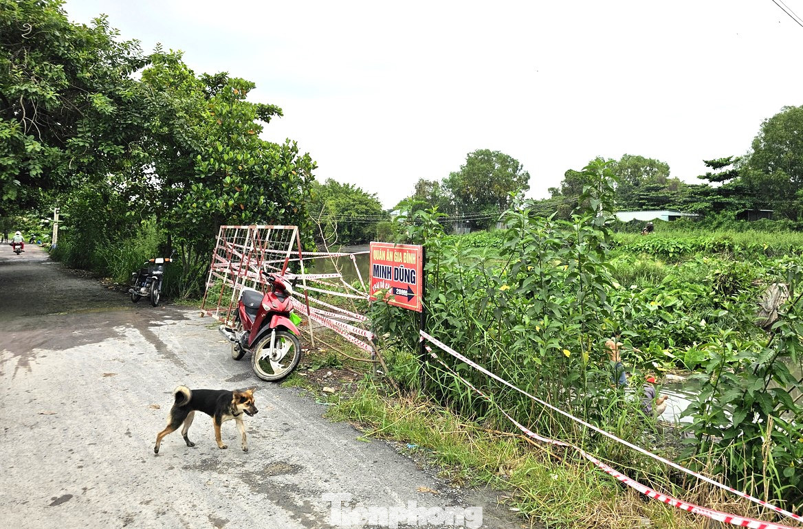 Vị trí một cây cầu sắt bị nước cuốn trôi đã được cơ quan chức năng phong tỏa.