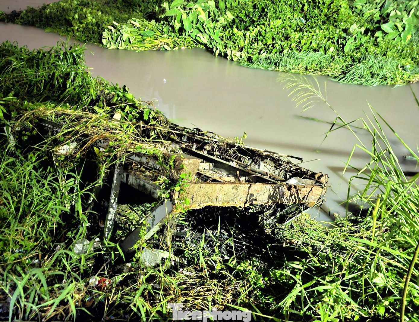 Cầu sắt bị nước cuốn trôi, chỉ còn lại một phần ở vị trí tiếp đường.