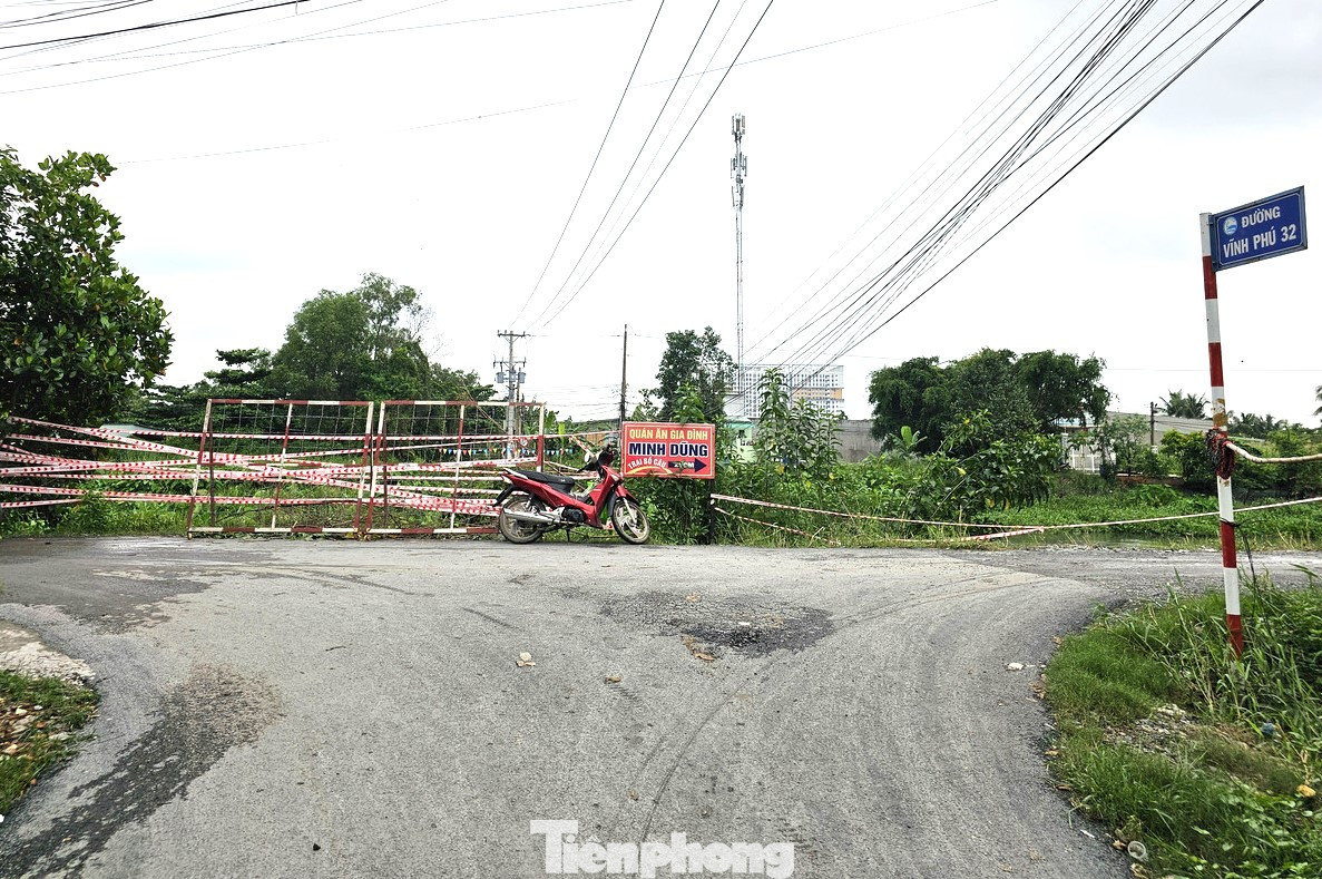 Trưa 16/10, trao đổi với phóng viên báo Tiền Phong, bà Nguyễn Thị Ngọc Châu, Chủ tịch UBND phường Vĩnh Phú (TP.Thuận An, tỉnh Bình Dương) cho biết, cơn mưa lớn đêm 15/10 khiến nước dâng cao, cuốn trôi 2 cây cầu sắt ở đường Vĩnh Phú 32, khu vực nhánh sông Sài Gòn.