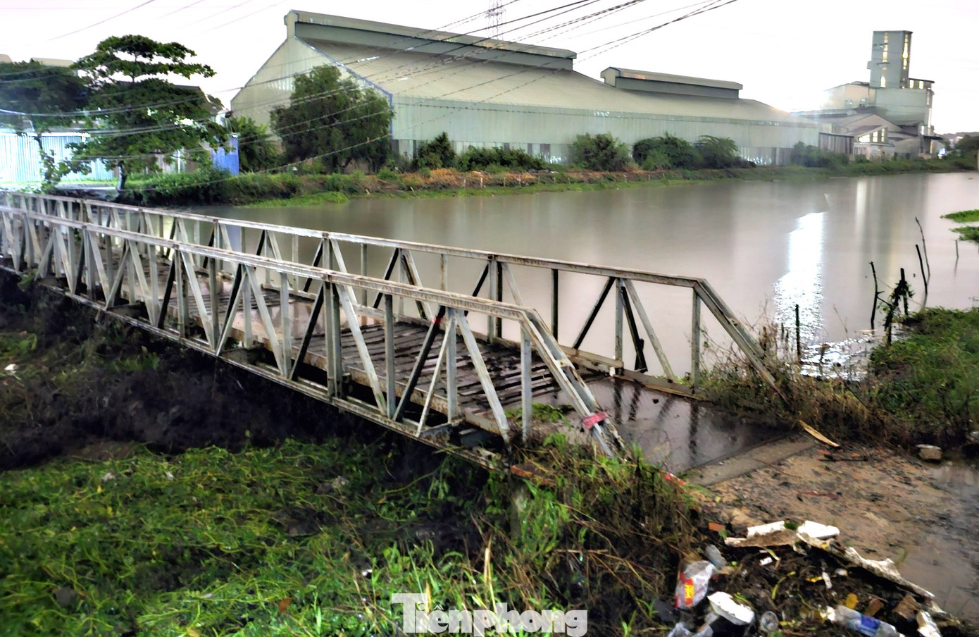 Cây cầu gần đường Vĩnh Phú 32 trước khi bị nước cuốn trôi.