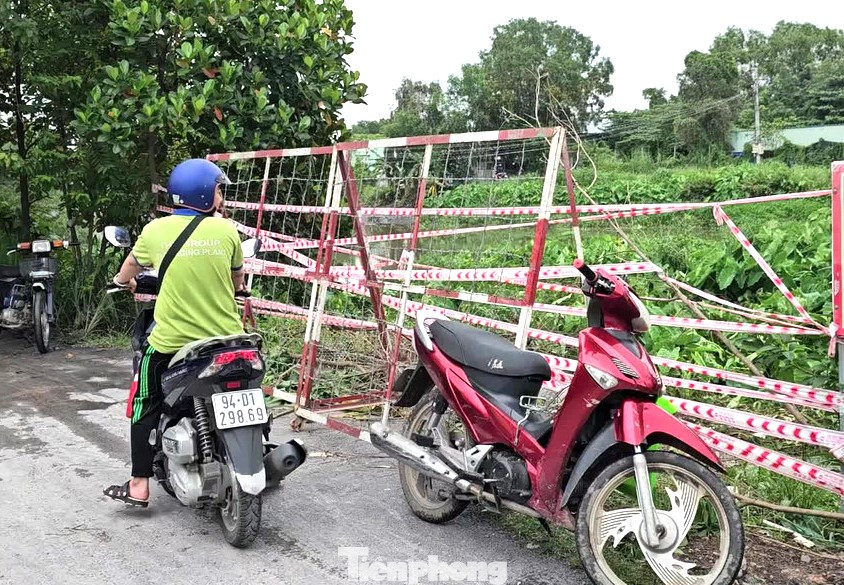 “Ngay sau khi nhận được tin báo, lực lượng chức năng địa phương đã đến hiện trường tiến hành giăng dây phong tỏa, đảm bảo an toàn cho người dân, đề phòng các phương tiện đi qua không chú ý. Ngay trong đêm, phường Vĩnh Phú đã báo cáo với lãnh đạo thành phố và Sở Nông nghiệp và Phát triển nông thôn tỉnh Bình Dương để có hướng xử lý, khắc phục hậu quả”- Chủ tịch UBND phường Vĩnh Phúc cho biết.