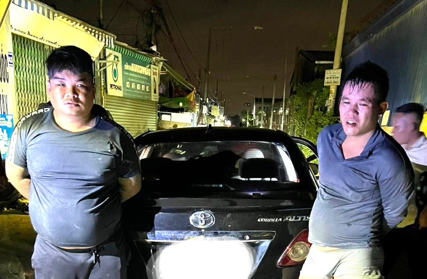 Hai đối tượng đi ô tô trộm chó bị công an bắt giữ