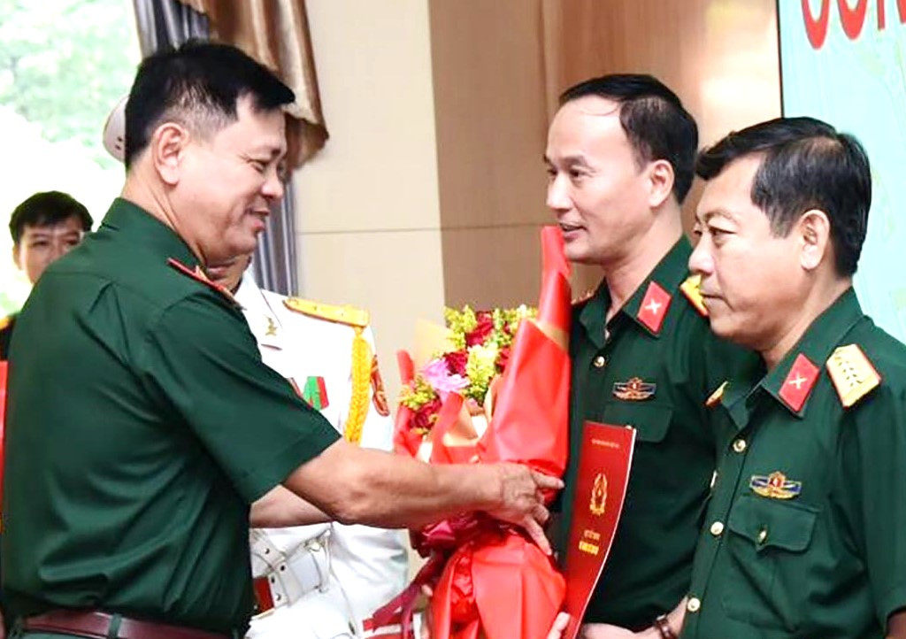 Đại tá Võ Thành Danh (giữa) nhận quyết định bổ nhiệm