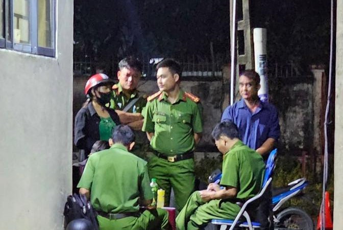 Công an khám nghiệm hiện trường vụ người đàn ông tử vong giữa đường