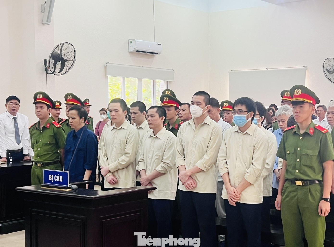 Các bị cáo nghe tuyên án Các bị cáo nghe tuyên án