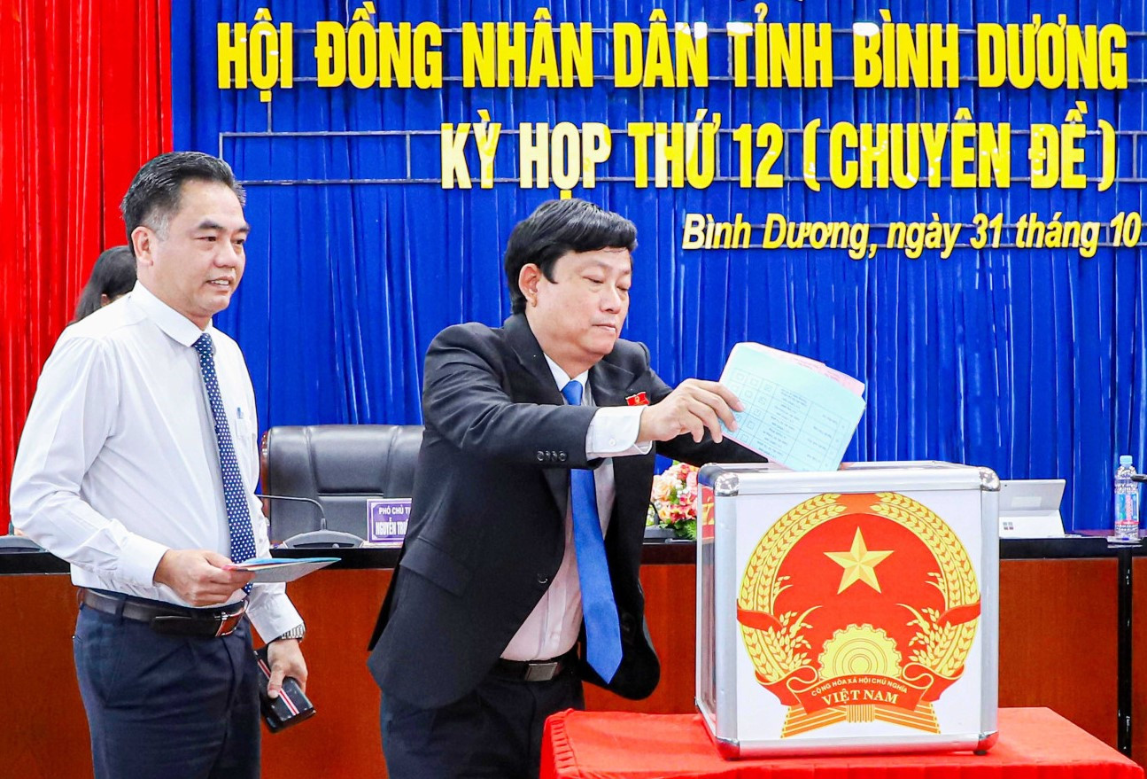 Kỳ họp thứ 12, HĐND tỉnh Bình Dương diễn ra vào ngày 31/10. Trong ảnh: Chủ tịch UBND tỉnh Bình Dương Võ Văn Minh (bìa phải) và Phó Chủ tịch UBND tỉnh Bình Dương Nguyễn Lộc Hà bỏ phiếu tín nhiệm