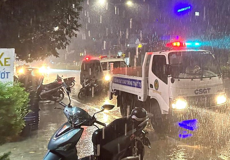 Khu vực hiện trường có mưa lớn, lực lượng chức năng đội mưa tiến hành khám nghiệm