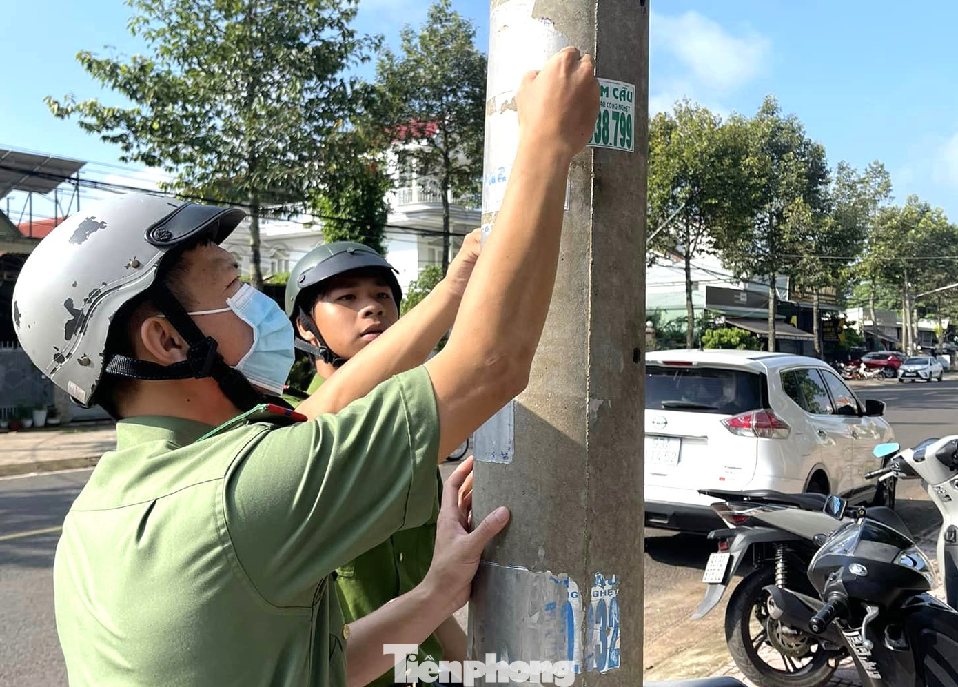 Công an Bình Phước xóa tờ rơi quảng cáo "tín dụng đen" trên cột điện Công an Bình Phước xóa tờ rơi quảng cáo "tín dụng đen" trên cột điện