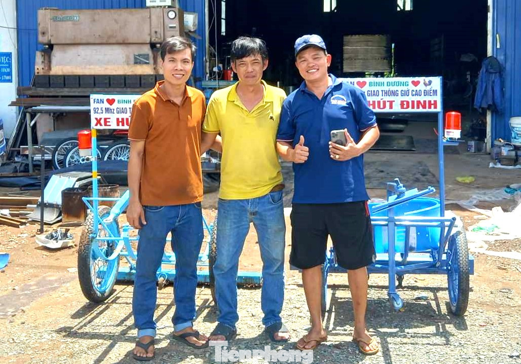 Anh Phùng Hữu Hiệp (giữa) cùng những người bạn