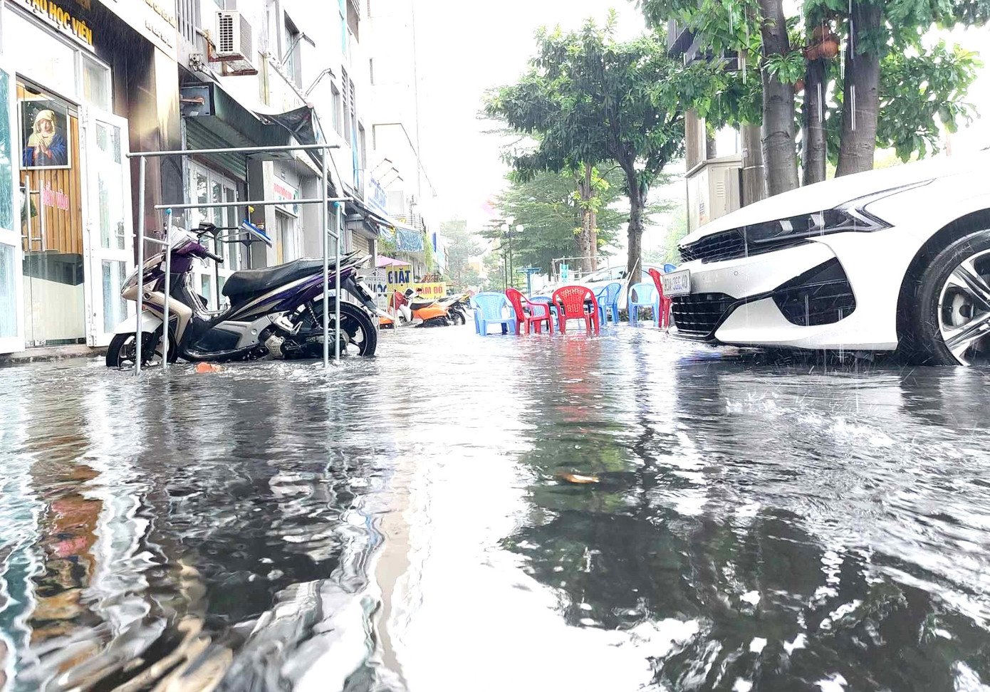 Nước cống trào dâng lên mặt đường bốc mùi hôi Nước cống trào dâng lên mặt đường bốc mùi hôi