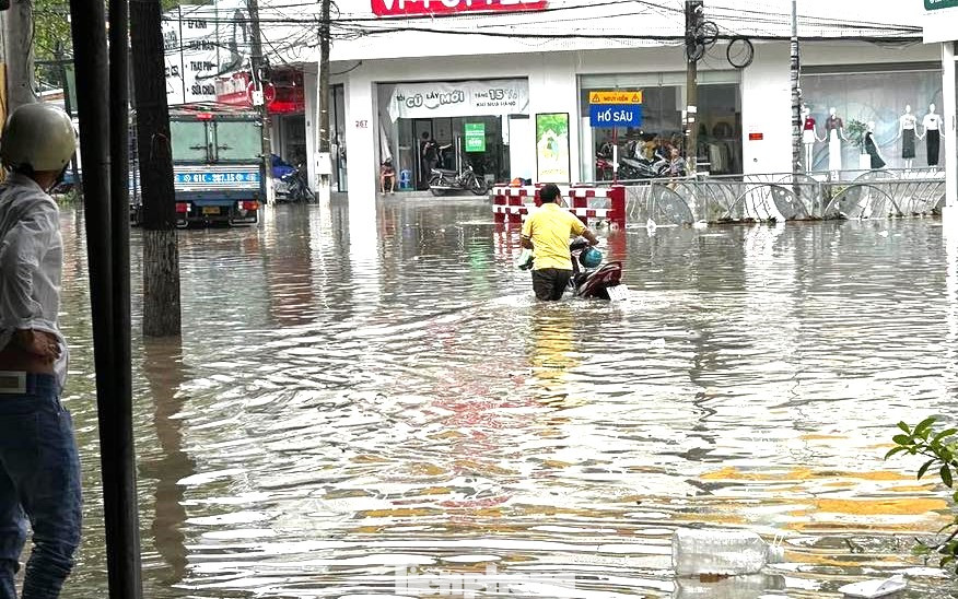 Tuyến đường Thích Quảng Đức (TP Thủ Dầu Một) ngập nặng sau cơn mưa Tuyến đường Thích Quảng Đức (TP Thủ Dầu Một) ngập nặng sau cơn mưa