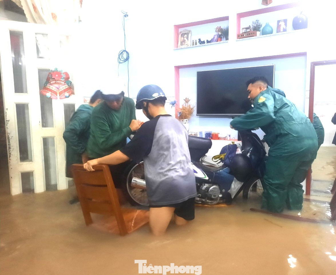 Ban chỉ đạo Phòng chống Thiên tai TP.Thuận An trực tiếp xuống hiện trường khảo sát tại khu vực sập cầu ở đường Vĩnh Phú 32 (phường Vĩnh Phú) và các tuyến hẻm ngập nặng thuộc phường An Thạnh và xã An Sơn nhằm chỉ đạo ngay giải pháp khắc phục giúp người dân.