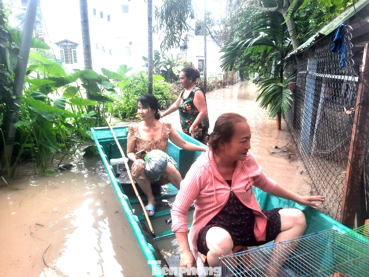 Dù trời không còn mưa song trên một số tuyến đường, nước rút chậm, dẫn đến cảnh ngập úng. Nhiều người dân đã dùng ghe, xuồng di chuyển người già, trẻ em ra đường và đi học trong buổi sáng nay.