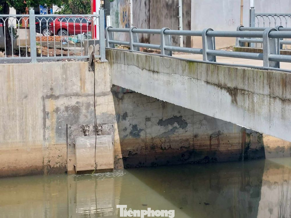 Miệng thu nước từ quốc lộ 13 xuống kênh Miệng thu nước từ quốc lộ 13 xuống kênh