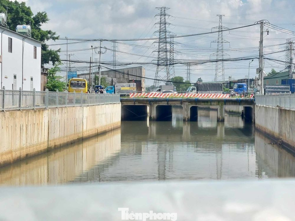 Kênh thoát nước có tổng chiều dài khoảng 2.000m, với điểm xuất phát từ sau bậc nước số 1 tại đường Bình Hòa và 10 điểm cuối gần ngã ba kênh Bình Hòa - kênh D, rạch Ông Bố (phường Bình Hòa, TP.Thuận An, tỉnh Bình Dương). Kênh thoát nước có tổng chiều dài khoảng 2.000m, với điểm xuất phát từ sau bậc nước số 1 tại đường Bình Hòa và 10 điểm cuối gần ngã ba kênh Bình Hòa - kênh D, rạch Ông Bố (phường Bình Hòa, TP.Thuận An, tỉnh Bình Dương).