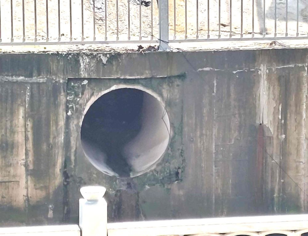 Miệng xả thoát nước ra kênh Miệng xả thoát nước ra kênh