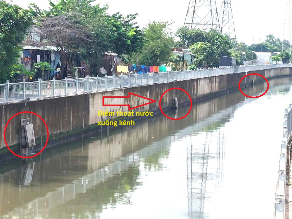 Các miệng xả thoát nước xuống kênh Các miệng xả thoát nước xuống kênh