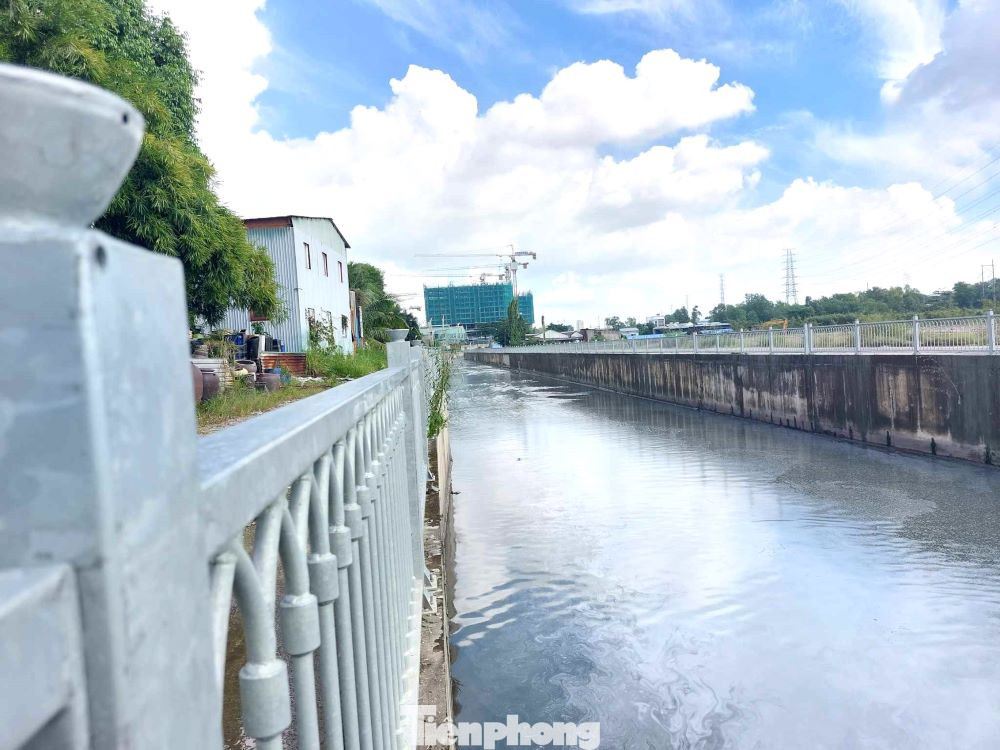Trong những năm qua, tình hình ngập úng tại khu vực quốc lộ 13 khá nghiêm trọng mỗi khi có mưa lớn. Điểm ngập nằm trên địa bàn TP.Thuận An, phía trước siêu thị Lotte Mart. Trong những năm qua, tình hình ngập úng tại khu vực quốc lộ 13 khá nghiêm trọng mỗi khi có mưa lớn. Điểm ngập nằm trên địa bàn TP.Thuận An, phía trước siêu thị Lotte Mart.
