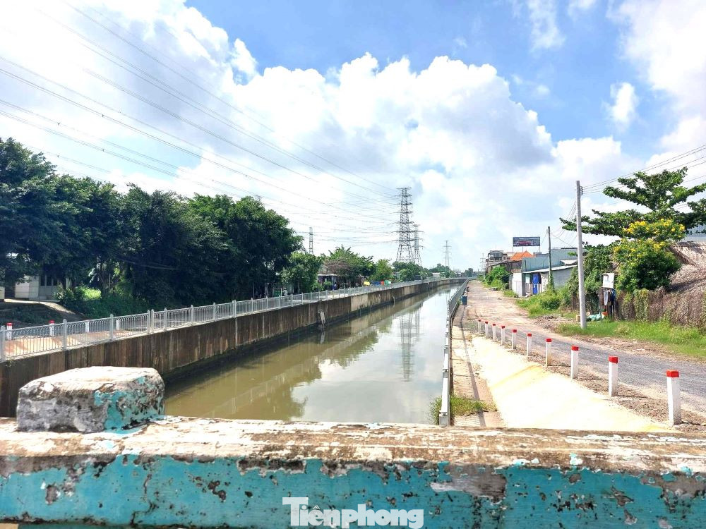 Công trình được chia làm 2 đoạn kênh chính, trong đó một đoạn dài 932,8m (đoạn còn lại dài 966m) được thiết kế bê tông cốt thép; đồng thời thay thế cầu Ông Bố trên tuyến ĐT.743 bằng cống hộp M300 đúc sẵn với bề rộng mặt cầu 24,5m, mỗi làn rộng 3,5m. Công trình được chia làm 2 đoạn kênh chính, trong đó một đoạn dài 932,8m (đoạn còn lại dài 966m) được thiết kế bê tông cốt thép; đồng thời thay thế cầu Ông Bố trên tuyến ĐT.743 bằng cống hộp M300 đúc sẵn với bề rộng mặt cầu 24,5m, mỗi làn rộng 3,5m.