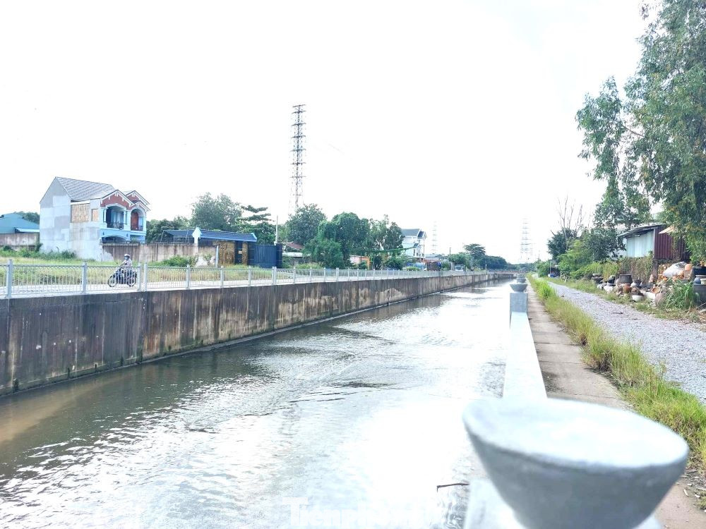 Kinh phí thực hiện dự án kênh thoát nước này nằm trong gói dự án nâng cấp, mở rộng quốc lộ 13. Dự án mở rộng quốc lộ 13 dài 12,7km (từ phường Vĩnh Phú, TP.Thuận An đến điểm đầu TP.Thủ Dầu Một) với tổng mức đầu tư gần 1.400 tỷ đồng được triển khai theo hình thức BOT (xây dựng - kinh doanh - chuyển giao). Kinh phí thực hiện dự án kênh thoát nước này nằm trong gói dự án nâng cấp, mở rộng quốc lộ 13. Dự án mở rộng quốc lộ 13 dài 12,7km (từ phường Vĩnh Phú, TP.Thuận An đến điểm đầu TP.Thủ Dầu Một) với tổng mức đầu tư gần 1.400 tỷ đồng được triển khai theo hình thức BOT (xây dựng - kinh doanh - chuyển giao).