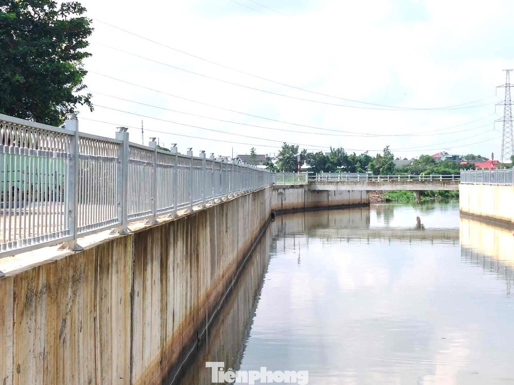 "Kể từ khi kênh thoát nước đưa vào sử dụng, tuyến quốc 13 qua địa bàn ít xảy ra tình trạng ngập úng. Những ngày qua trời mưa lớn, một số điểm trên quốc lộ 13 nước có dâng cao, tuy nhiên nước rút nhanh"- bà Nguyễn Thị Mai (sinh sống bên quốc lộ 13, đoạn thuộc phường Bình Hòa, TP.Thuận An, tỉnh Bình Dương) cho biết. "Kể từ khi kênh thoát nước đưa vào sử dụng, tuyến quốc 13 qua địa bàn ít xảy ra tình trạng ngập úng. Những ngày qua trời mưa lớn, một số điểm trên quốc lộ 13 nước có dâng cao, tuy nhiên nước rút nhanh"- bà Nguyễn Thị Mai (sinh sống bên quốc lộ 13, đoạn thuộc phường Bình Hòa, TP.Thuận An, tỉnh Bình Dương) cho biết.